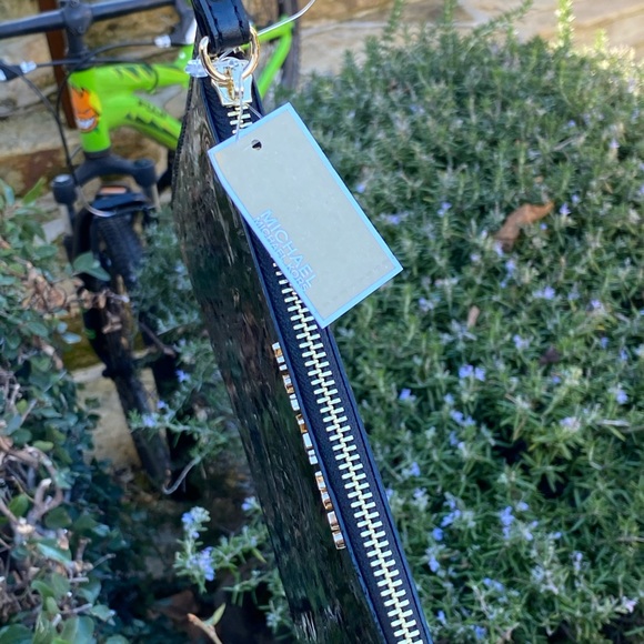 NWT Michael Kors Metallic signature wristlet - Picture 2 of 8